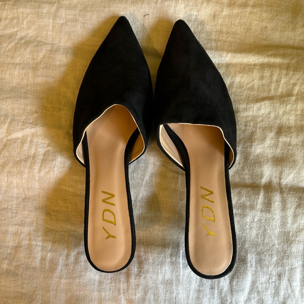 Beautiful painted toe kitten heels